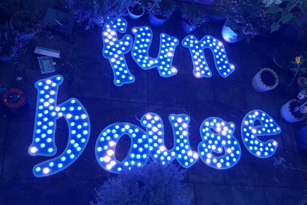 人生就是博官网照明的娱光灯用在英国游乐设备展示