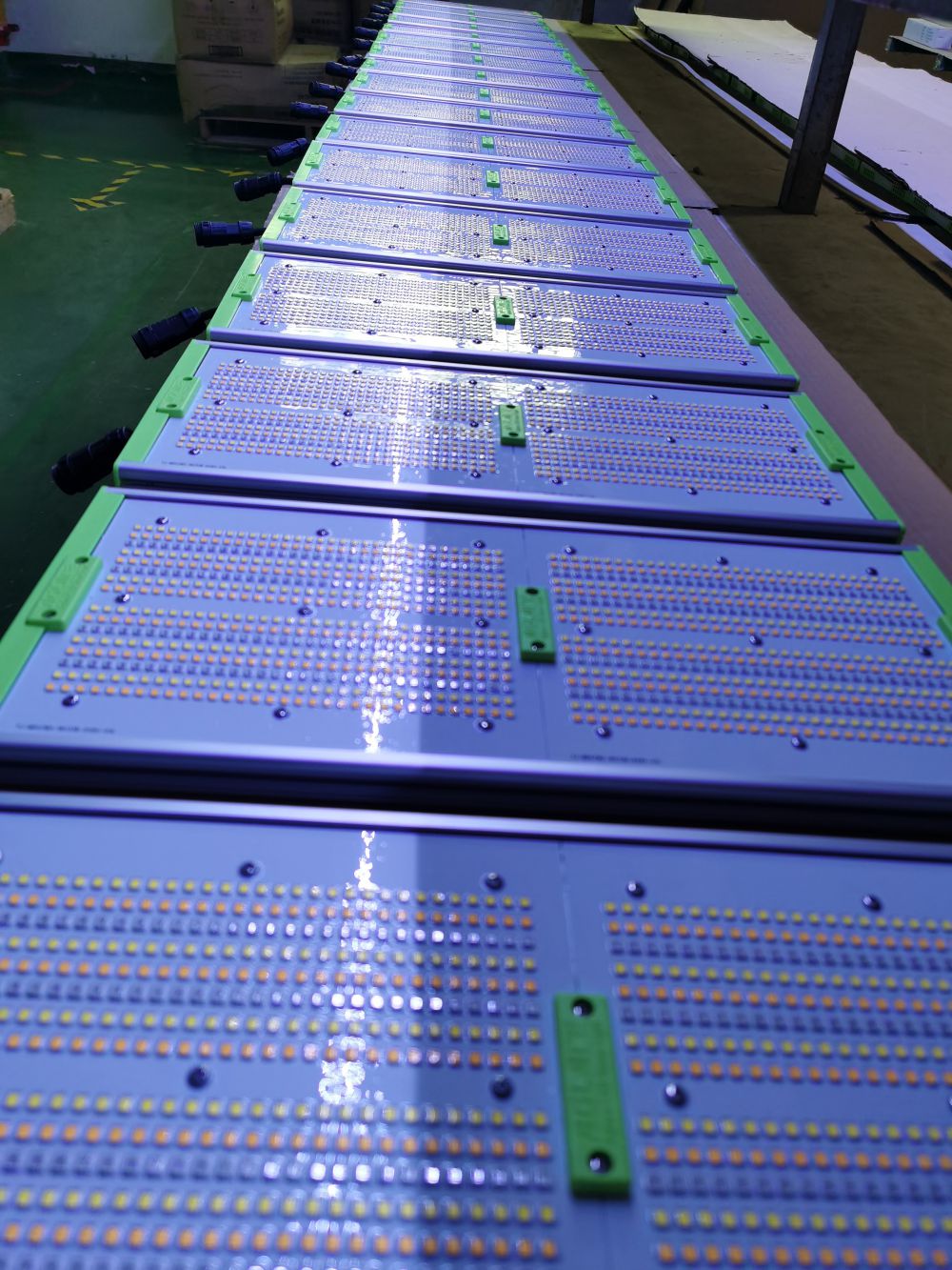 人生就是博官网光电的ＳＭＤＬＥＤ用于公司自产的植物成长灯